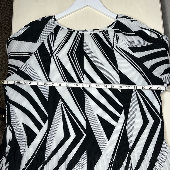 Chico's Fabulous Stripe Pleated Cold-Shoulder Top Size 3 - Picture 11 of 14